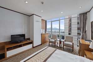 Deluxe Room, 1 Queen Bed, Bathtub