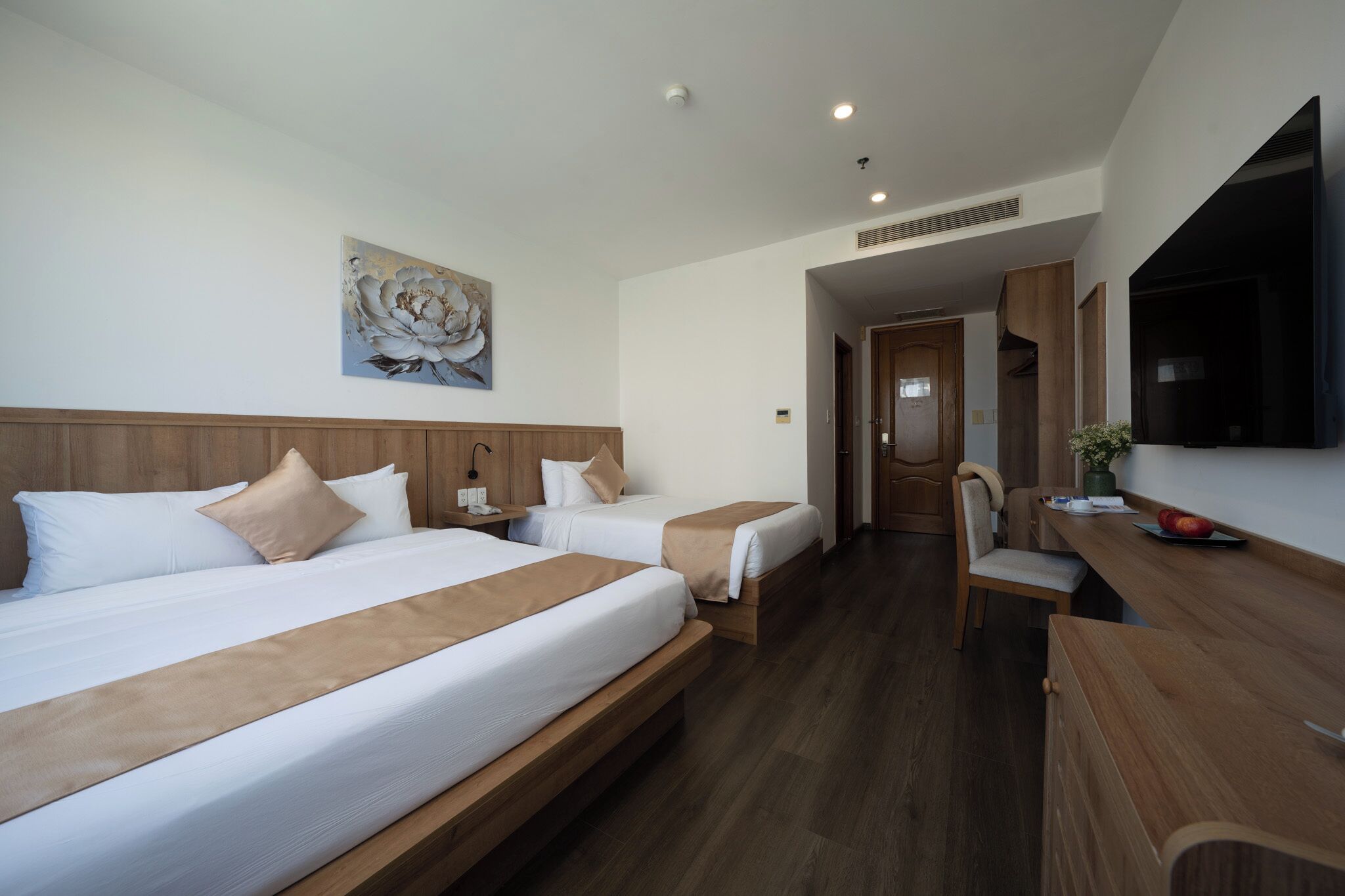 Deluxe Triple Room, City View | Minibar, in-room safe, desk, blackout drapes
