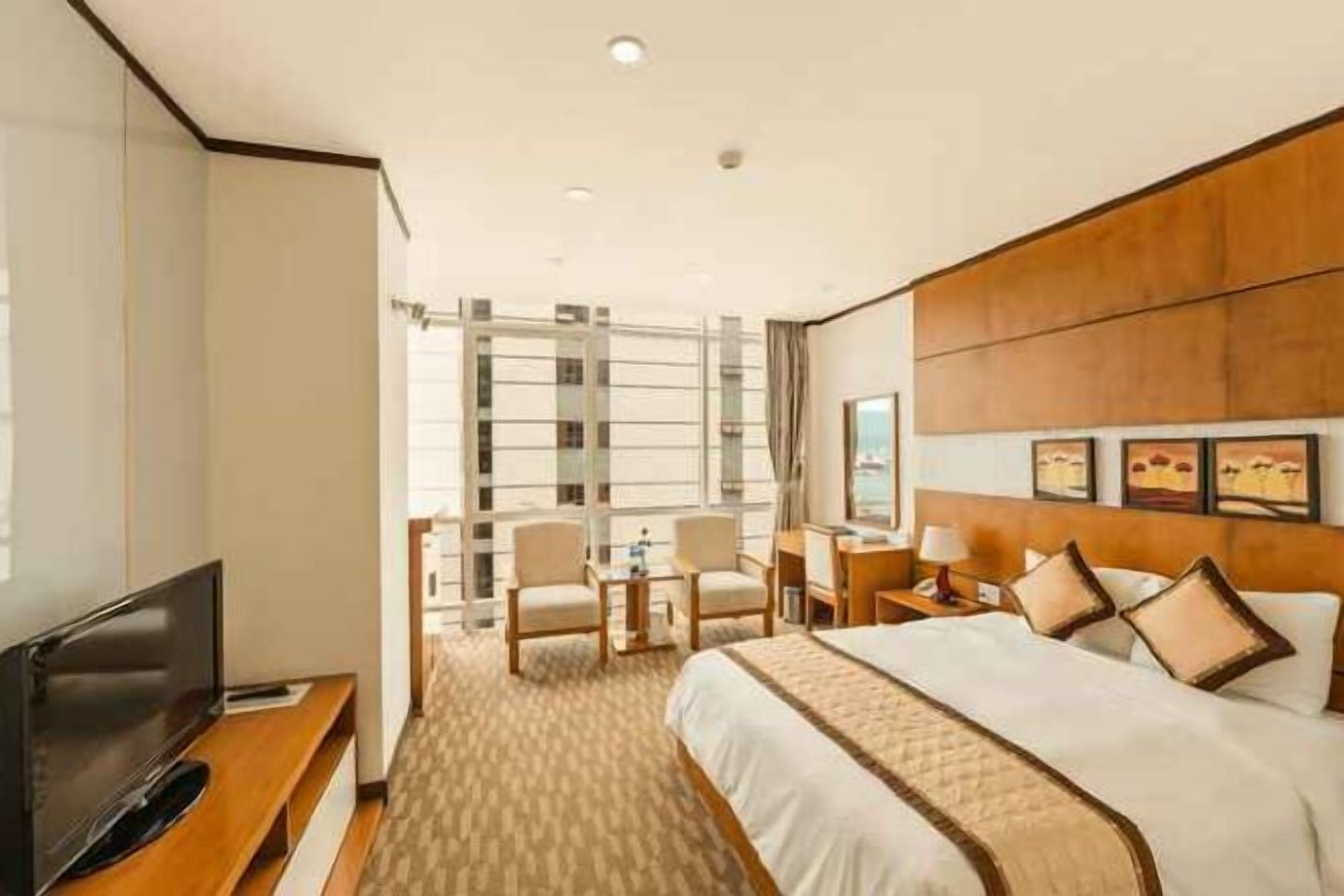 Minibar, coffres-forts dans les chambres, bureau