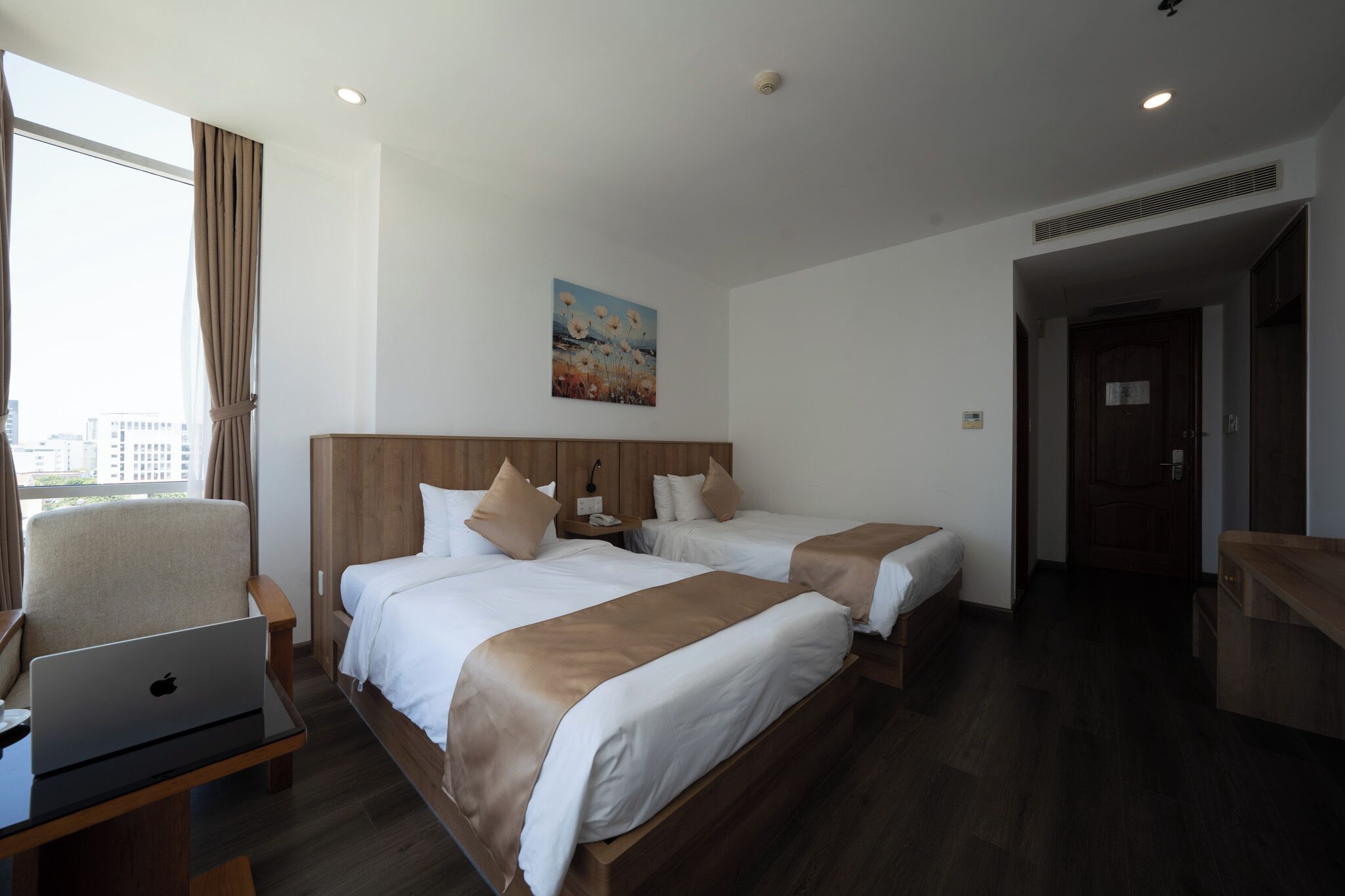 Superior Double or Twin Room | Minibar, in-room safe, desk, blackout drapes