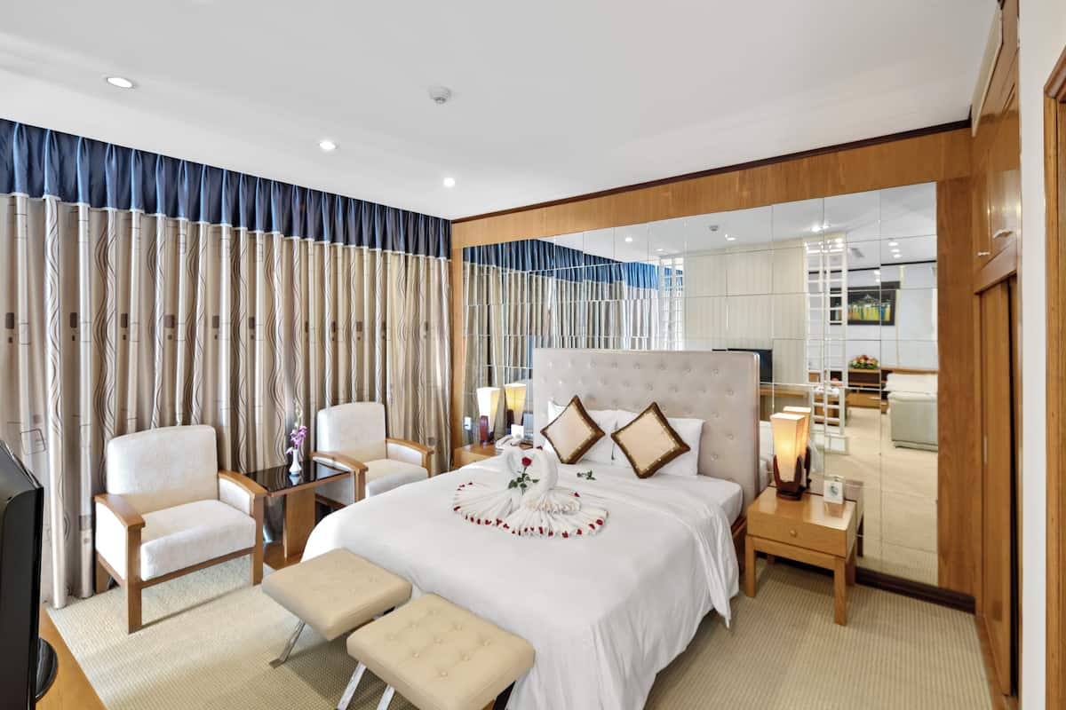 Suite, 1 King-Bett | 1 Schlafzimmer, Minibar, Zimmersafe, Schreibtisch