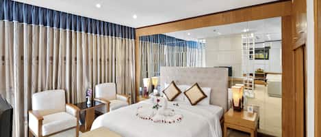 Suite, 1 trĂšs grand lit | 1 chambre, minibar, coffres-forts dans les chambres, bureau