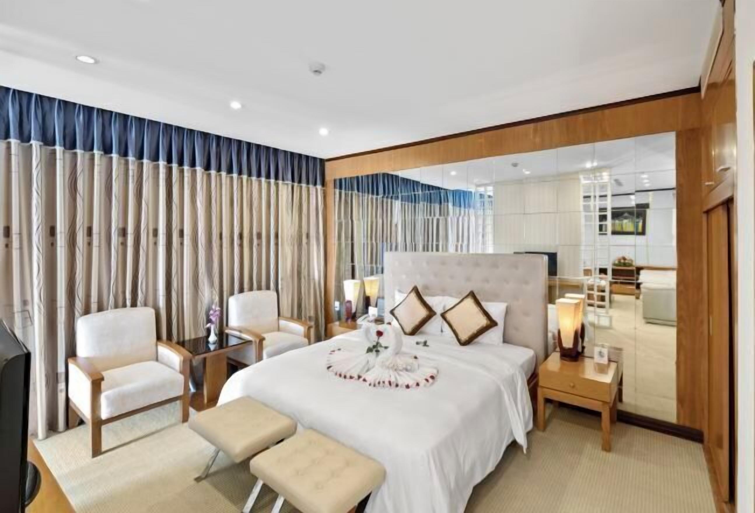 Minibar, coffres-forts dans les chambres, bureau