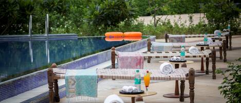 Alberca al aire libre, acceso de 08:00 a 19:00, y camastros