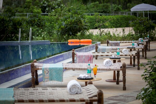 室外游泳池，開放時間為 08:00 至 19:00，提供日光浴躺椅