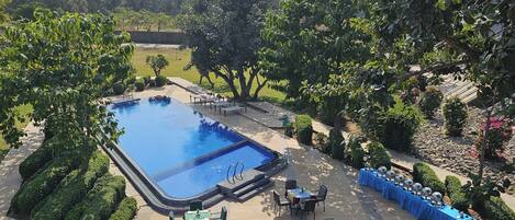 Piscine extérieure, chaises longues