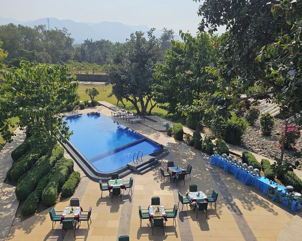 Piscine extérieure, chaises longues