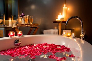 套房, 1 張特大雙人床 | 迷你吧、客房內保險箱、書桌、遮光布/窗簾