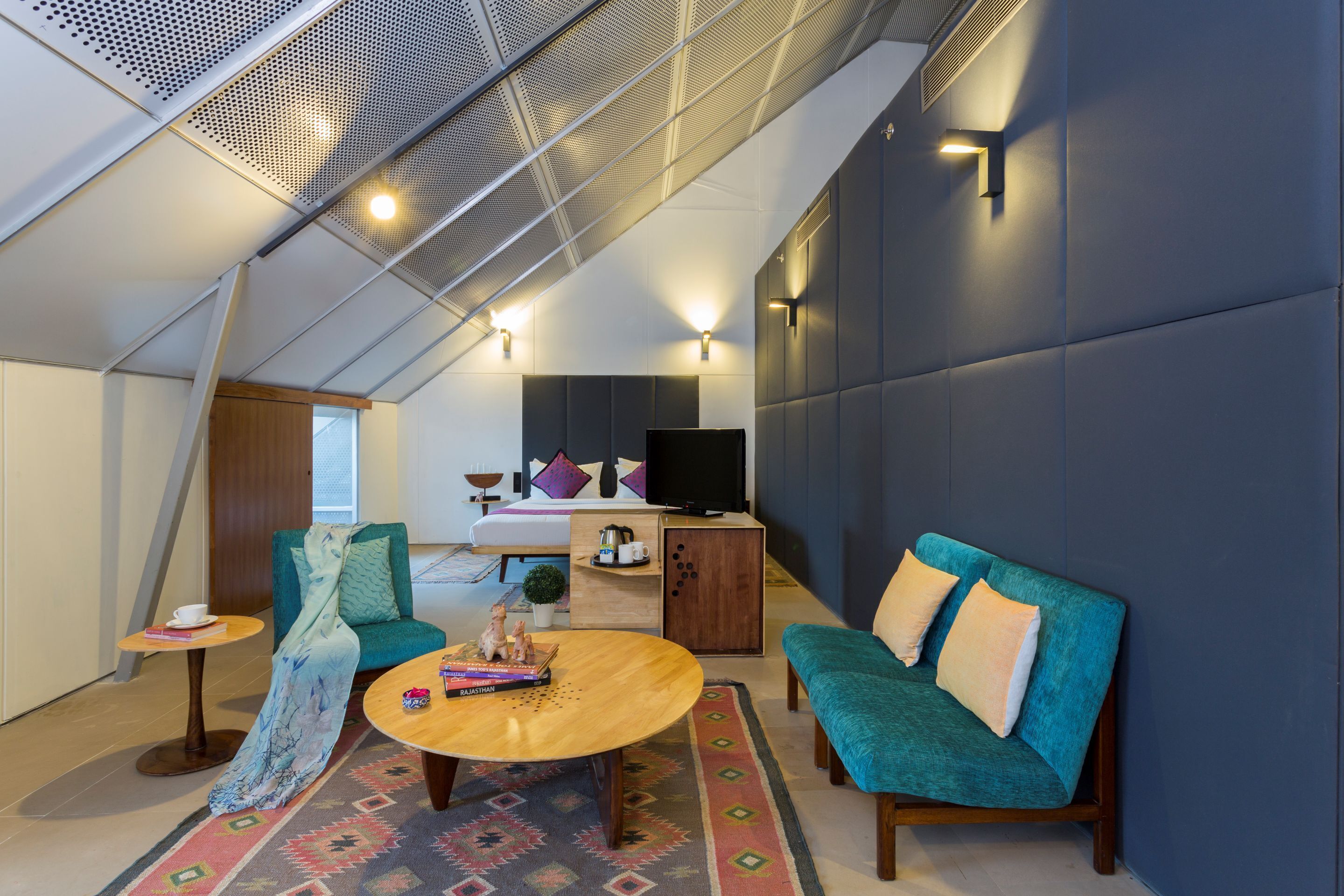 Suite, 1 très grand lit | Minibar, coffres-forts dans les chambres, bureau, rideaux occultants