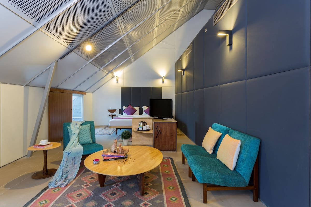 Suite, 1 très grand lit | Minibar, coffres-forts dans les chambres, bureau, rideaux occultants