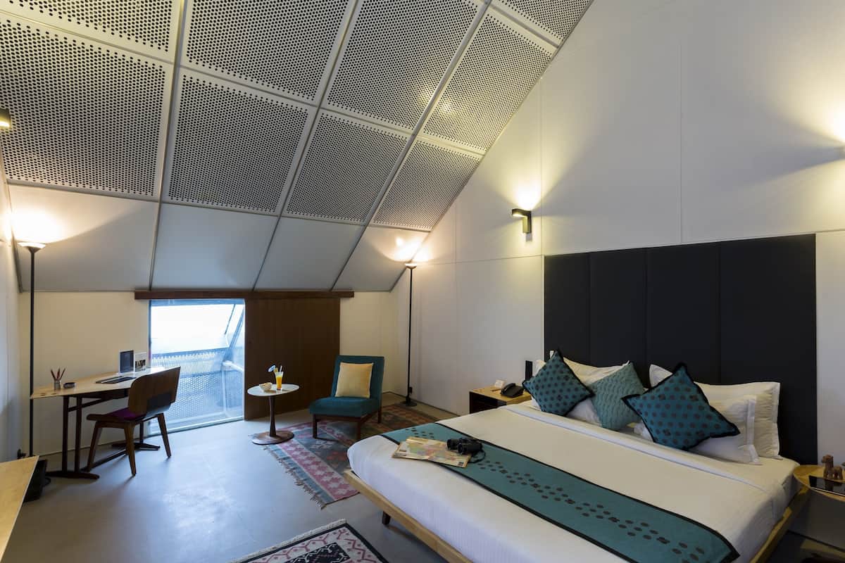 Deluxe kamer, 1 kingsize bed | Een minibar, een kluis op de kamer, een bureau, verduisterende gordijnen