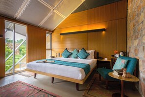Minibar, in-room safe, desk, blackout curtains - Mana Hotel (Desuri)