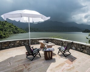 Petit déjeuner, déjeuner et dîner servis sur place, vue sur la piscine