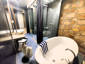 Suite, 1 kingsize-seng | Bad | Regndusjhode, toalettartikler (inkludert), hårføner og badekåper