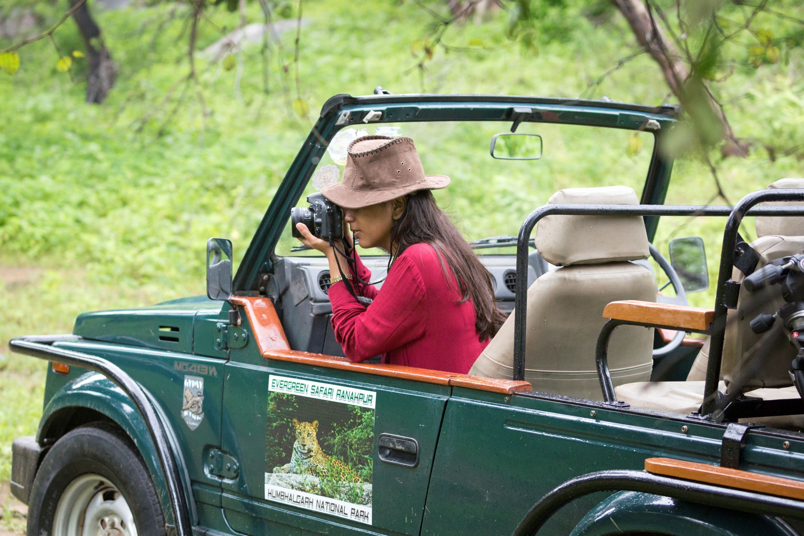 Un vehículo con un letrero que indica 'Evergreen Safari Ranakpur' y 'Parque Nacional Humbalgarh'.