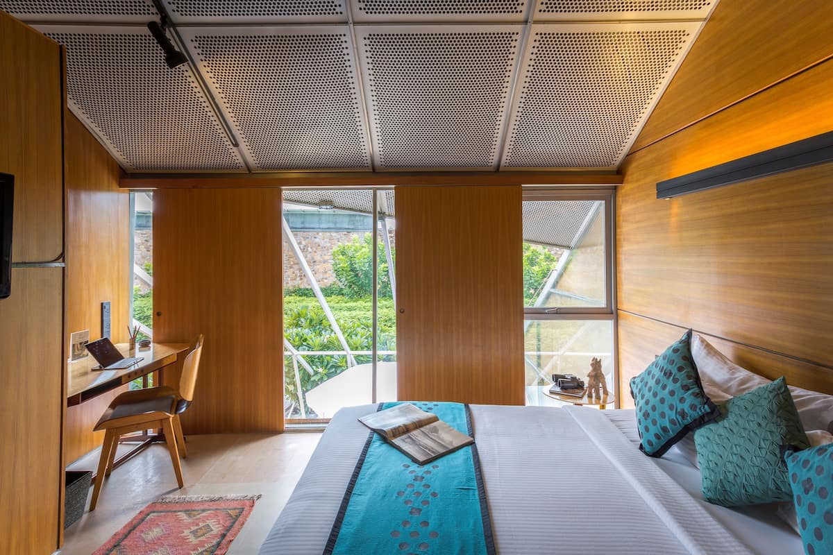 Vip-kamer | Een minibar, een kluis op de kamer, een bureau, verduisterende gordijnen