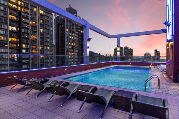Seasonal outdoor pool - Ramada Hong Kong Harbour View (Hong Kong)
