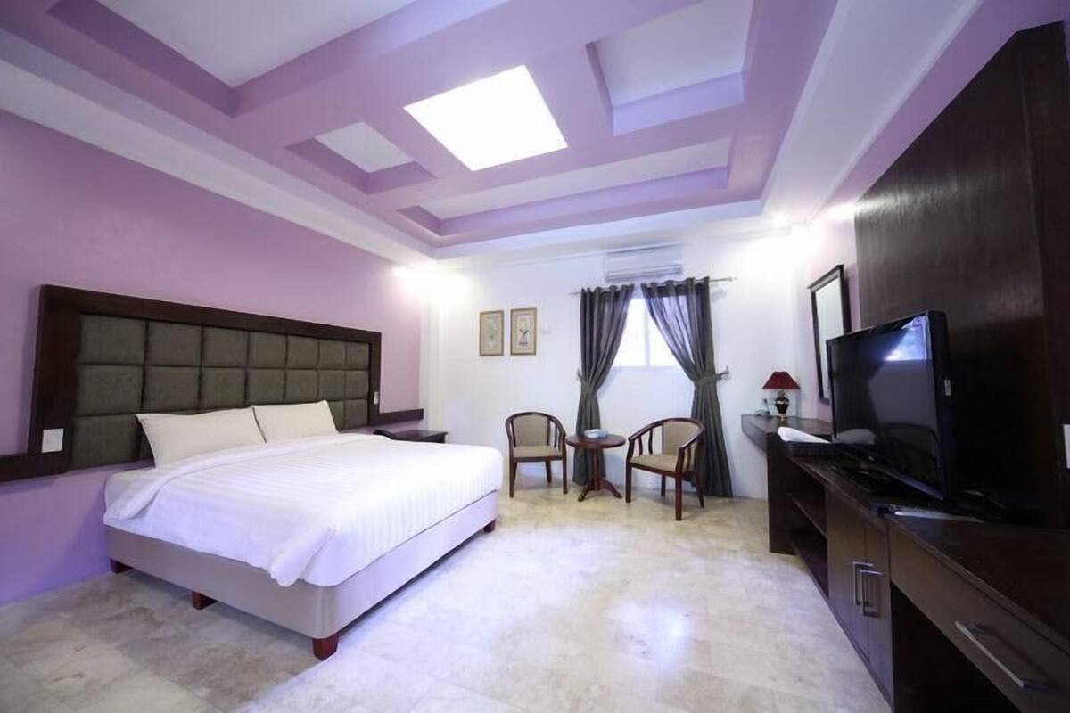Habitación superior, 1 cama Queen size | Camas con efecto memoria, minibar y caja de seguridad en la habitación 