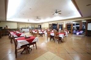 Breakfast, lunch, dinner served; pool views 