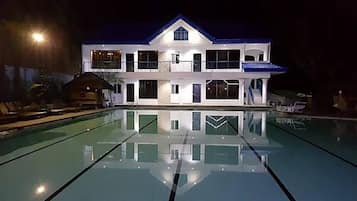 Outdoor pool, free pool cabanas, pool umbrellas