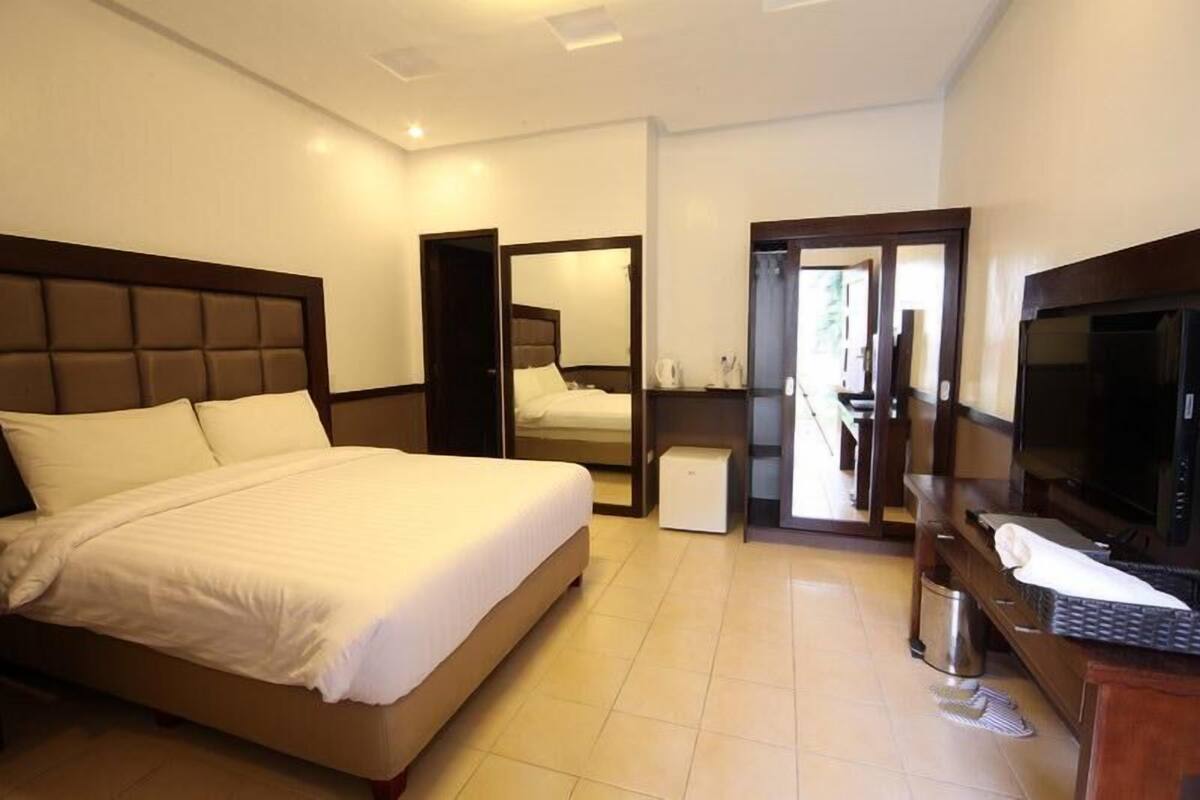 Habitación Deluxe | Camas con efecto memoria, minibar y caja de seguridad en la habitación 