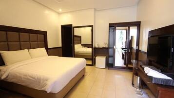 Deluxe Room | Memory-foam beds, minibar, in-room safe, free WiFi