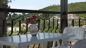 Escritorio, cunas gratuitas, wifi gratis y ropa de cama