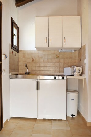 Fridge, stovetop, electric kettle, cookware/dishes/utensils - Villa Anna Maria (Skiathos)