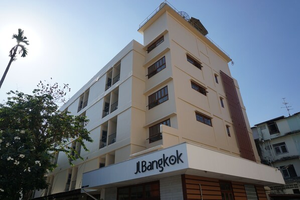 A multi-story building with a sign reading "JlBangkok". - JL Bangkok (Bangkok)