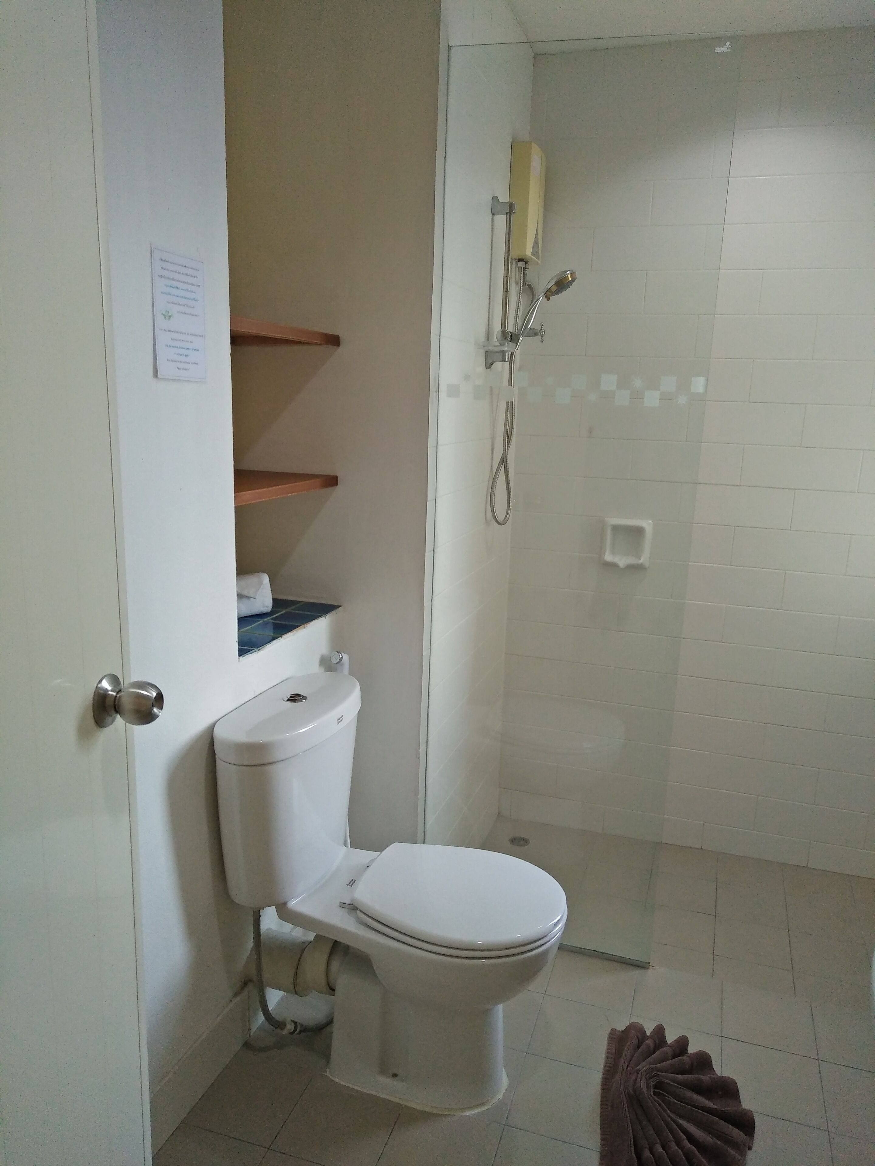 Un baño con inodoro, ducha y lavamanos.