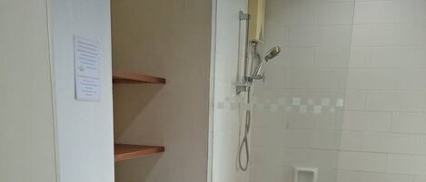 Un baño con inodoro, ducha y lavamanos.
