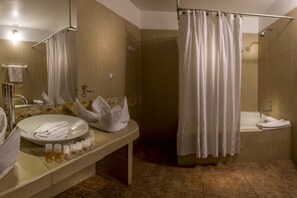 Superior Triple Room | Bathroom - Katari Plaza Cusco El Virrey  (Cusco)