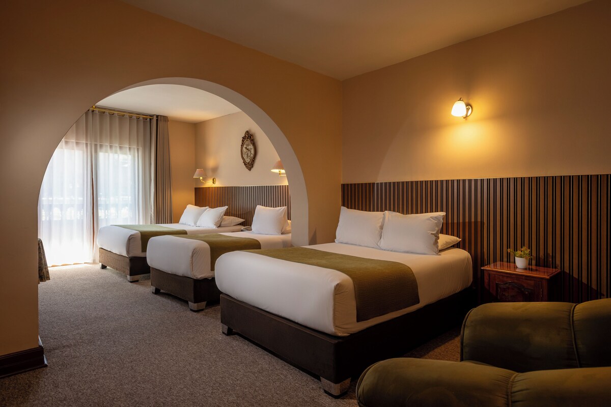 Superior Triple Room | Gebar bulu kapas, meja, langsir/tirai gelap terus, kalis bunyi 