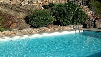 Piscine extérieure, chaises longues