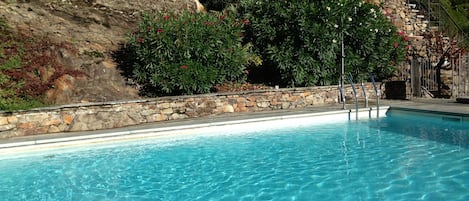 Piscina all'aperto, con ingresso dalle 09:00 alle 20:00, lettini