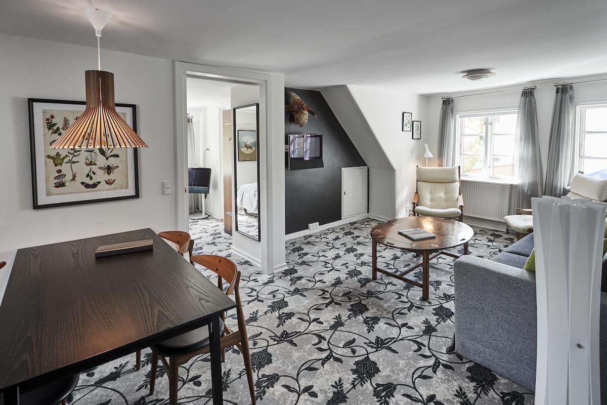 1 bedroom, memory-foam beds, desk, laptop workspace