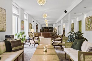 小型双人房 | 记忆海绵床垫、办公桌、笔记本电脑工作区、熨斗/熨板