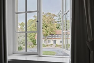 记忆海绵床垫、办公桌、笔记本电脑工作区、熨斗/熨板