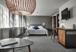 记忆海绵床垫、办公桌、笔记本电脑工作区、熨斗/熨板