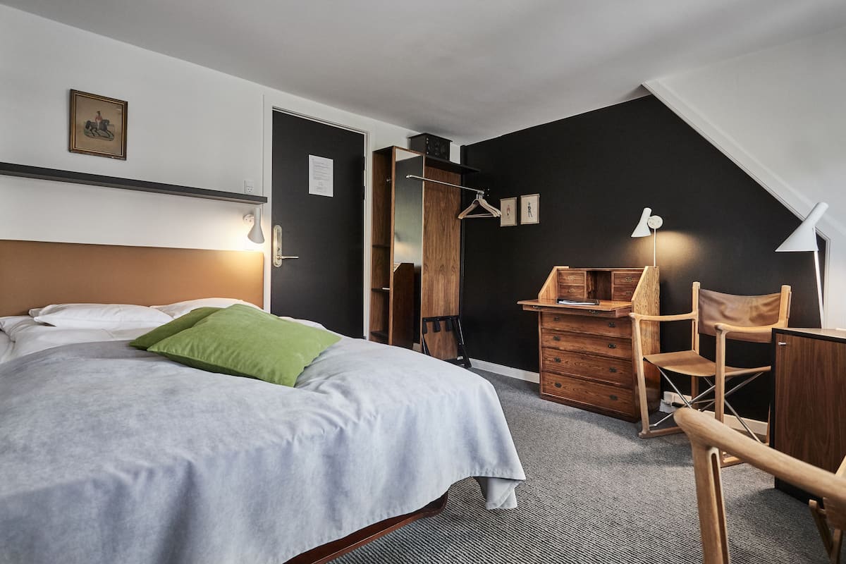 Enkeltrom – standard | Memory foam-senger, skrivebord og skrivebord for bærbar PC