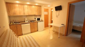 Apartment, 1 Bedroom (4 personas) | Private kitchenette | Fridge, microwave, stovetop, dishwasher