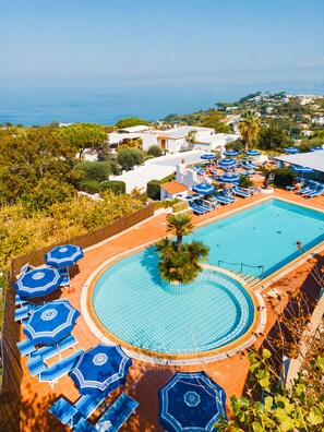 3 inomhuspooler, 2 utomhuspooler, parasoller och solstolar