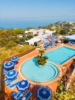 3 piscinas techadas, 2 piscinas al aire libre, sombrillas