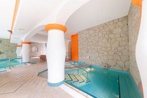 Bubbelpool, ångbastu, varma källor/mineralkällor och turkiskt bad/hamam