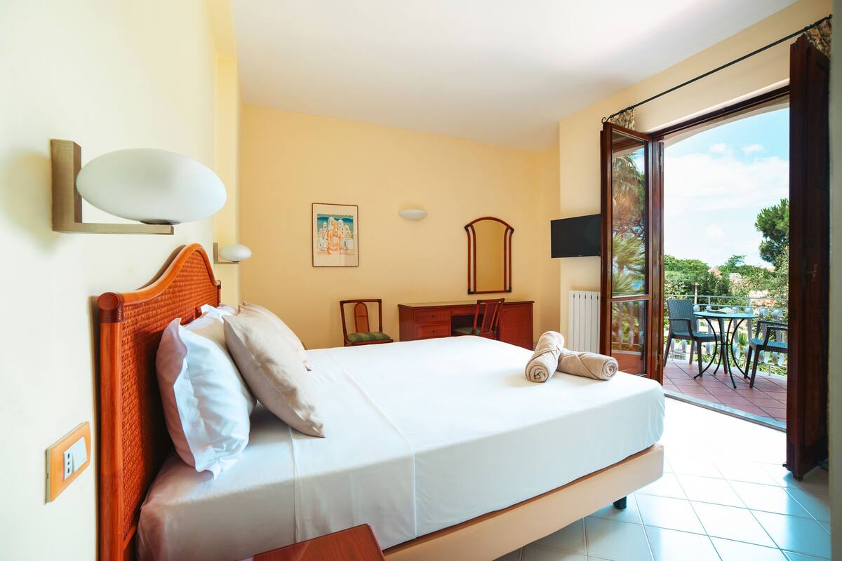 1 bedroom, minibar, in-room safe, desk