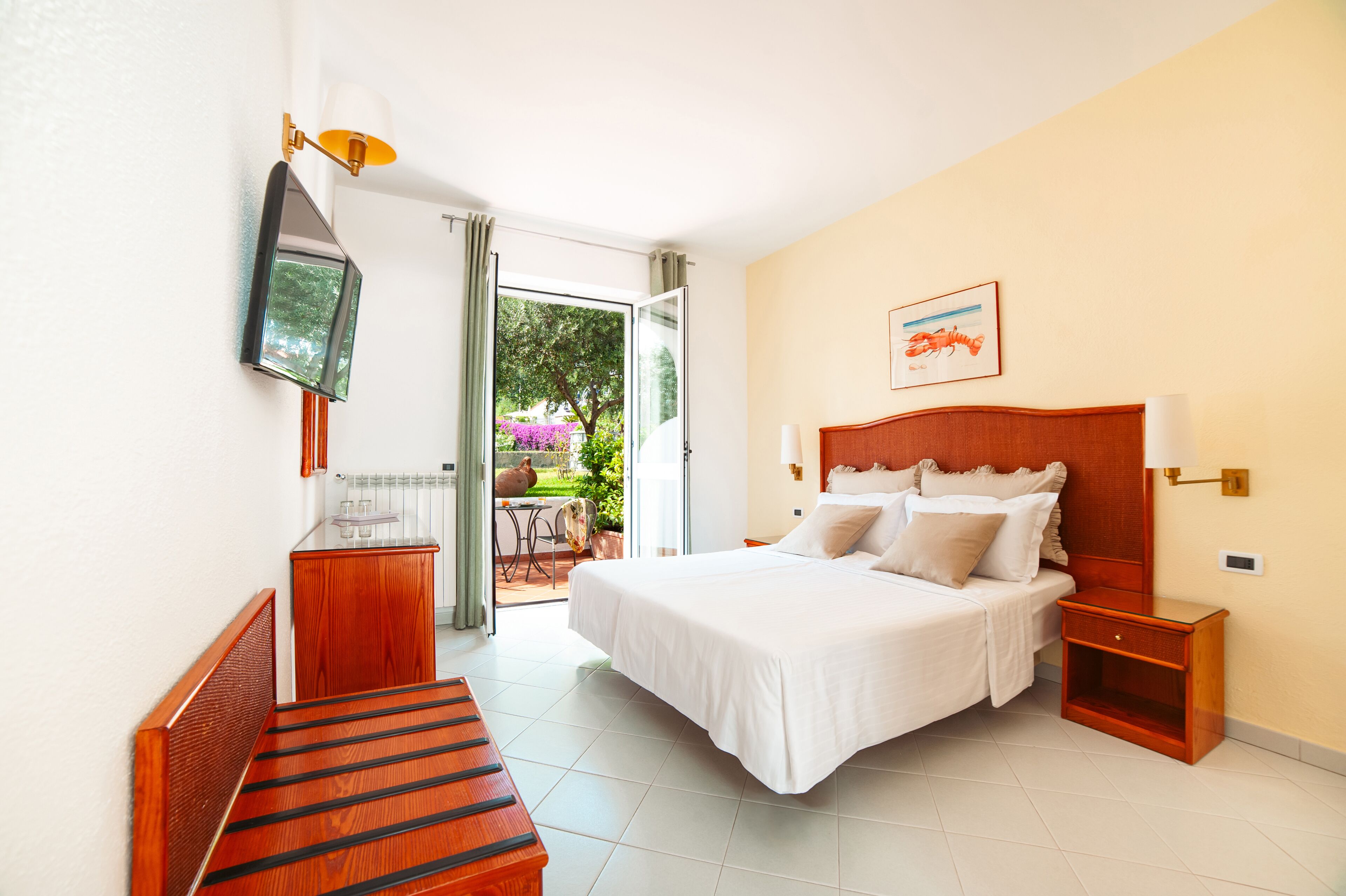 classic double or twin room | 1 bedroom, minibar, in-room safe, desk