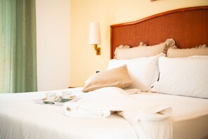 Minibar, in-room safe, desk, blackout curtains - Poggio Aragosta Hotel & Spa (Casamicciola Terme)