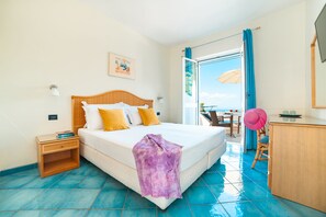 Dubbelrum eller tvåbäddsrum - havsutsikt | Minibar, värdeförvaringsskåp på rummet och skrivbord