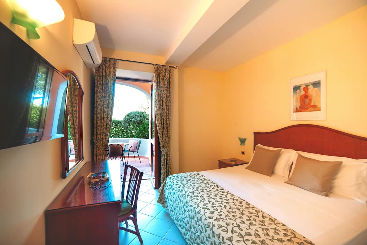 Frigobar, cofres nos quartos, escrivaninha, cortinas blackout