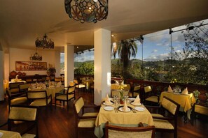 Breakfast, lunch, dinner served; garden views  - Hotel Victoria (Cuenca)